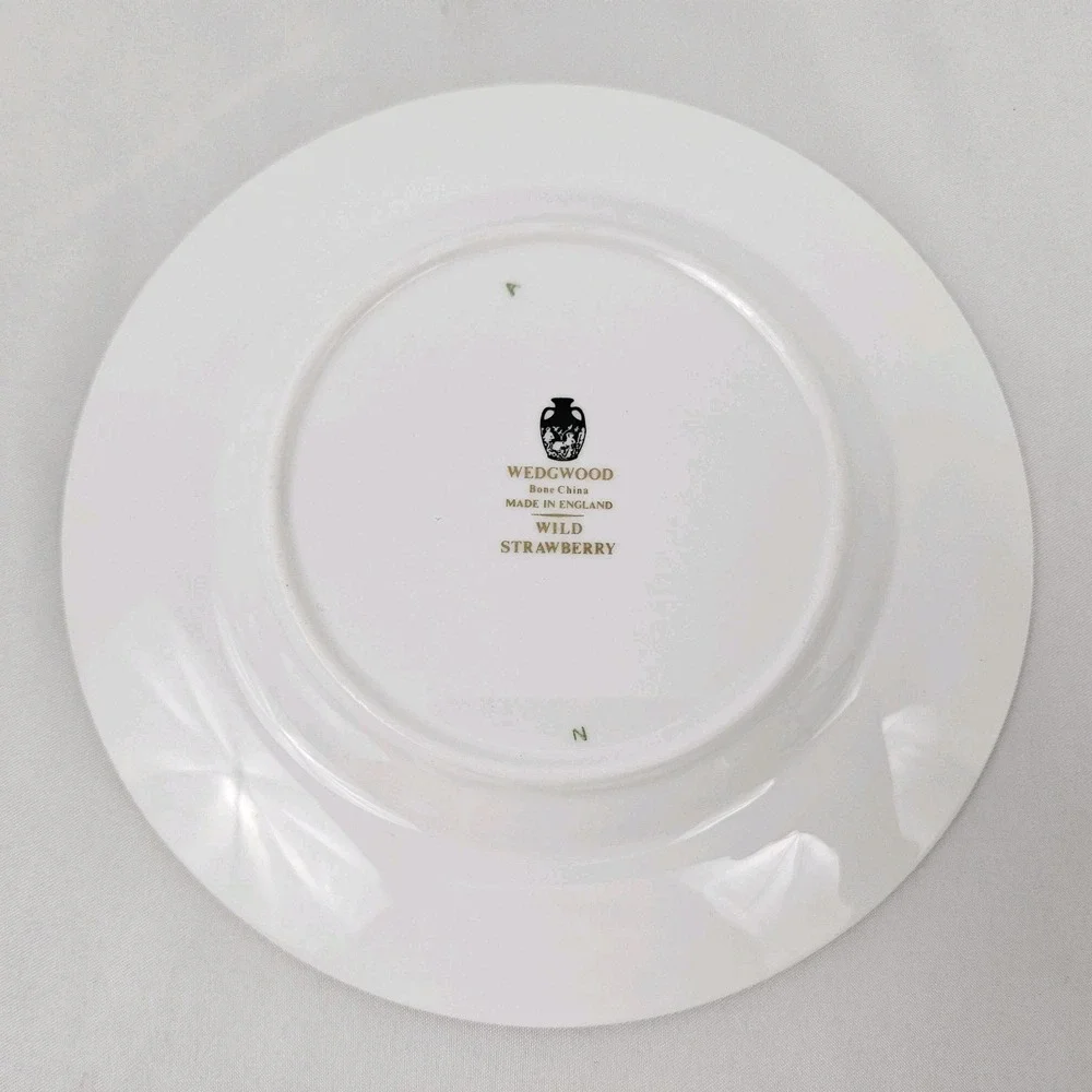Wedgwood Wild Strawberry Bread Butter Plate Gold Trim 6